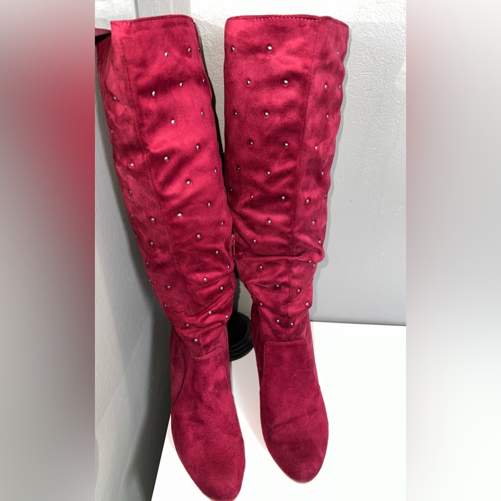 🌺KNEE HIGH RUCHED SUEDETTE BOOTS WITH SILVER STUDS. COLOR- BURGUNDY 🌺